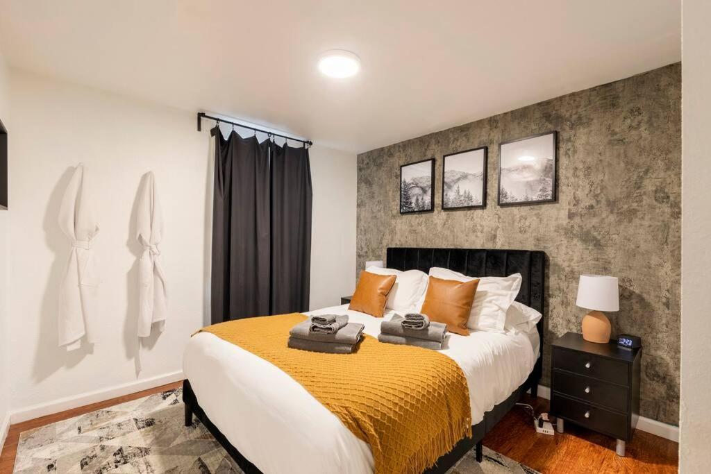 Adorable 2-Bedroom Modern Basement Denver Exterior photo
