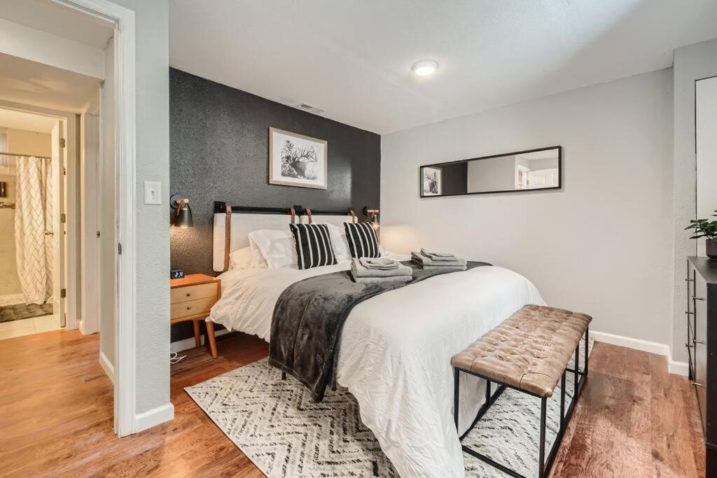 Adorable 2-Bedroom Modern Basement Denver Exterior photo
