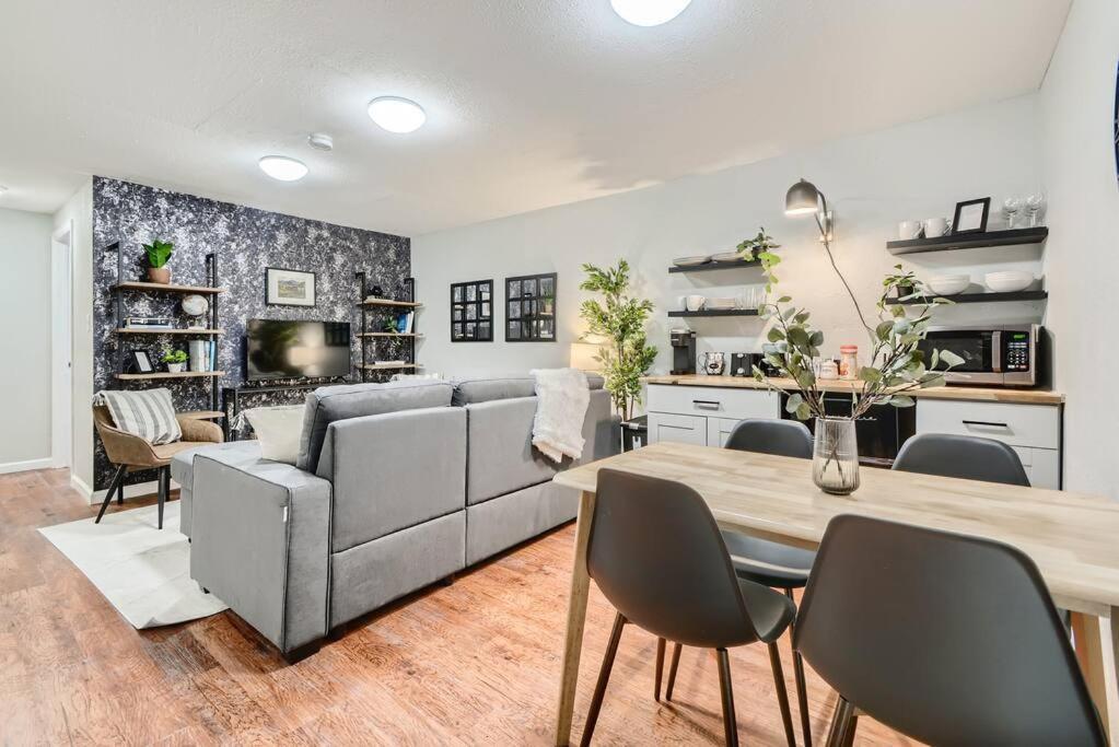 Adorable 2-Bedroom Modern Basement Denver Exterior photo