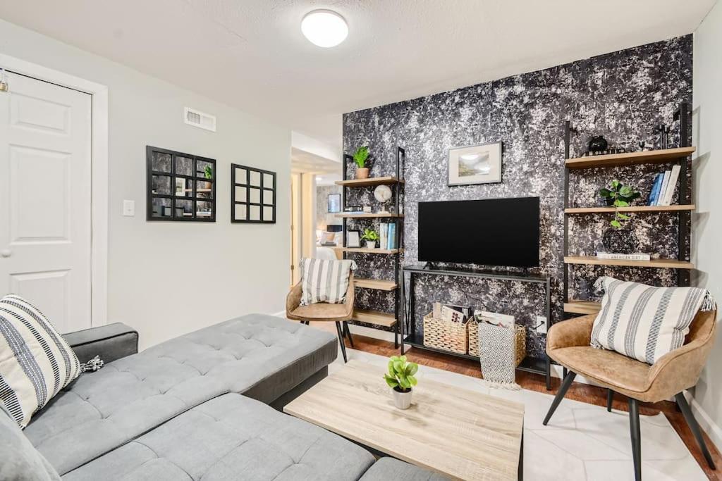 Adorable 2-Bedroom Modern Basement Denver Exterior photo
